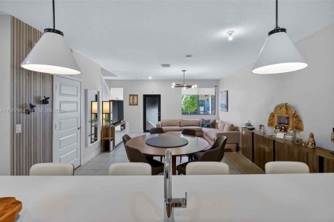 Townhouse in URBANA in Doral, Florida 4 bedrooms, 153.47 sq.m. № 2017467 - photo 12