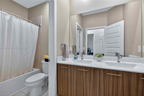 Townhouse in URBANA in Doral, Florida 4 bedrooms, 153.47 sq.m. № 2017467 - photo 23