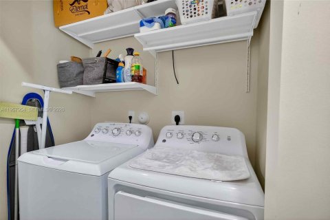 Townhouse in URBANA in Doral, Florida 4 bedrooms, 153.47 sq.m. № 2017467 - photo 21