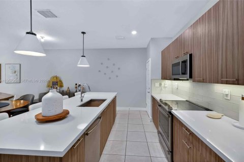Townhouse in URBANA in Doral, Florida 4 bedrooms, 153.47 sq.m. № 2017467 - photo 8