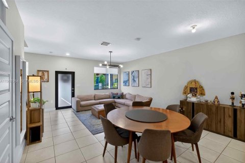 Townhouse in URBANA in Doral, Florida 4 bedrooms, 153.47 sq.m. № 2017467 - photo 13