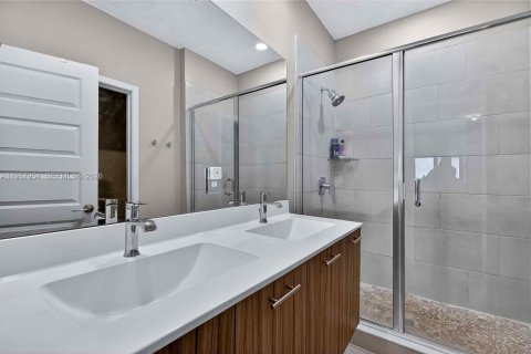 Townhouse in URBANA in Doral, Florida 4 bedrooms, 153.47 sq.m. № 2017467 - photo 18