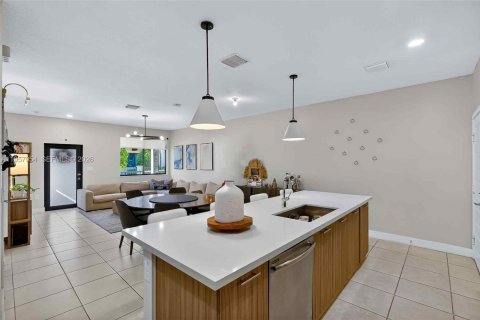 Townhouse in URBANA in Doral, Florida 4 bedrooms, 153.47 sq.m. № 2017467 - photo 9