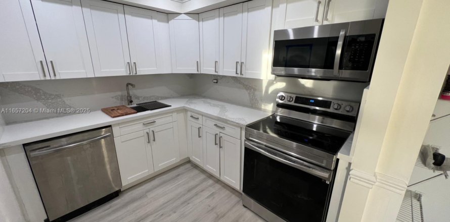 Кондоминиум с 2 спальнями в Майами, Флорида № 1958356