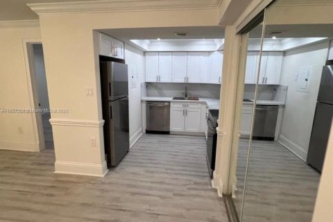 Купить кондоминиум в Майами, Флорида 2 спальни, 83.52м2, № 1958356 - фото 4