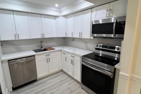 Купить кондоминиум в Майами, Флорида 2 спальни, 83.52м2, № 1958356 - фото 2