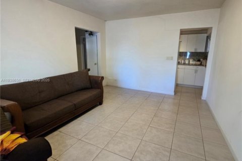 House in Miami Springs, Florida 3 bedrooms, 109.53 sq.m. № 1996684 - photo 2