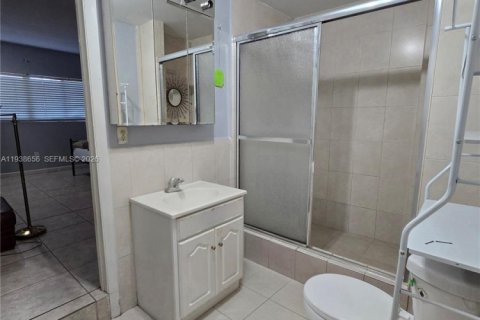 House in Miami Springs, Florida 3 bedrooms, 109.53 sq.m. № 1996684 - photo 7