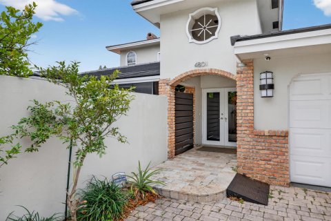 House in Fort Lauderdale, Florida 5 bedrooms, 390.75 sq.m. № 2153643