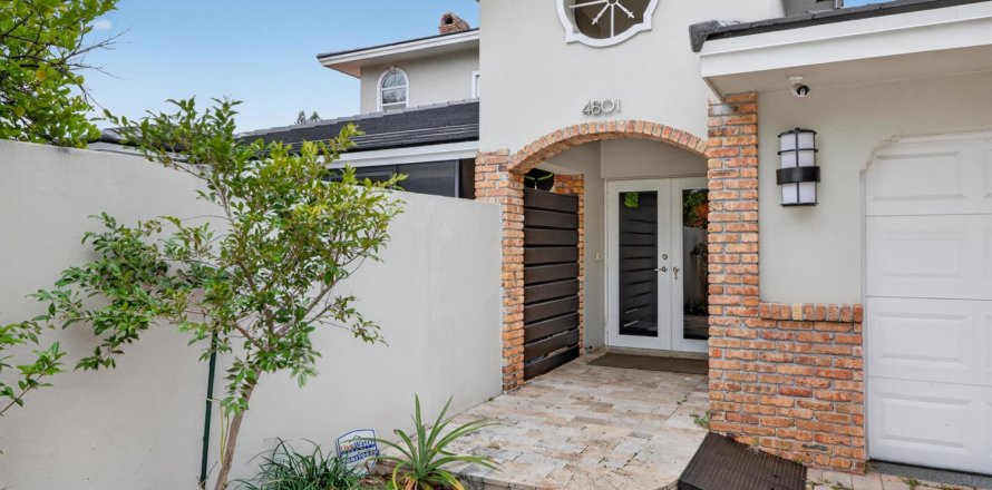 House in Fort Lauderdale, Florida 5 bedrooms, 390.75 sq.m. № 2153643