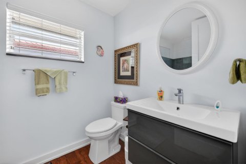 House in Fort Lauderdale, Florida 5 bedrooms, 390.75 sq.m. № 2153643 - photo 29