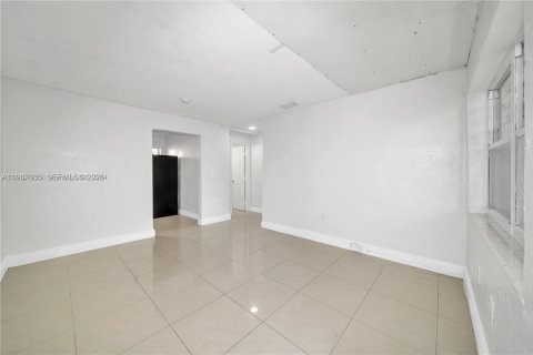 Снять в аренду виллу или дом в Майами, Флорида 2 спальни, 110.93м2, № 2029717 - фото 4