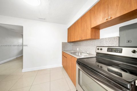 Снять в аренду виллу или дом в Майами, Флорида 2 спальни, 110.93м2, № 2029717 - фото 2