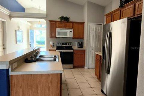 House in Clermont, Florida 4 bedrooms, 131.18 sq.m. № 2144256 - photo 2