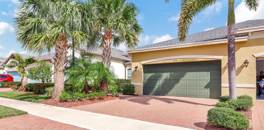 Casa en Port St. Lucie, Florida 3 dormitorios, 145.39 m2 № 1889434
