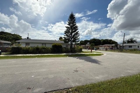 House in Fort Lauderdale, Florida 3 bedrooms, 132.94 sq.m. № 1872533 - photo 3