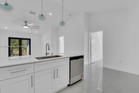 Купить коммерческую недвижимость в Лихай-Эйкерс, Флорида № 1948844 - фото 9