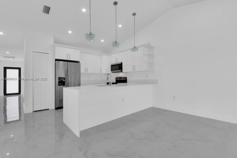 Купить коммерческую недвижимость в Лихай-Эйкерс, Флорида № 1948844 - фото 6