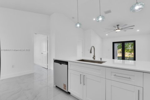 Купить коммерческую недвижимость в Лихай-Эйкерс, Флорида № 1948844 - фото 7