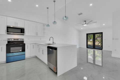 Купить коммерческую недвижимость в Лихай-Эйкерс, Флорида № 1948844 - фото 8