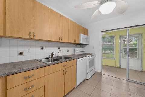 Condo in Margate, Florida, 1 bedroom  № 2242521 - photo 12