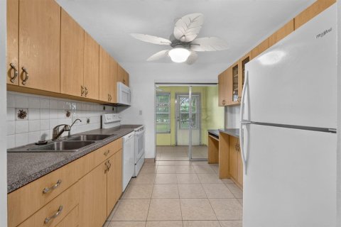 Condo in Margate, Florida, 1 bedroom  № 2242521 - photo 11