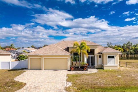 House in Port Charlotte, Florida 3 bedrooms, 193.89 sq.m. № 2103655 - photo 2