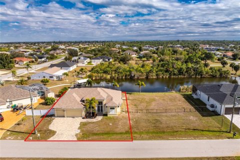 House in Port Charlotte, Florida 3 bedrooms, 193.89 sq.m. № 2103655