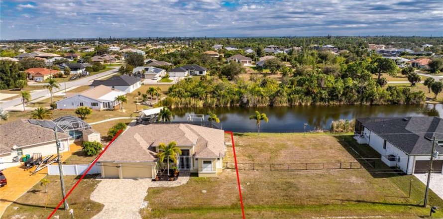 House in Port Charlotte, Florida 3 bedrooms, 193.89 sq.m. № 2103655