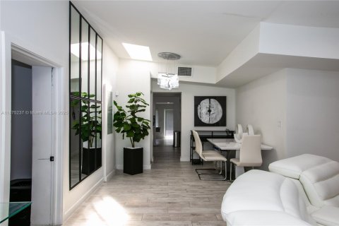 Casa en venta en North Miami, Florida, 5 dormitorios, 183.57 m2 № 1926102 - foto 3
