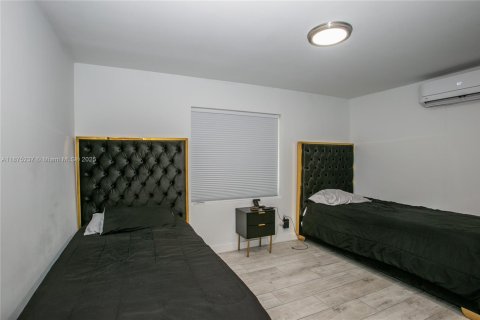 Casa en venta en North Miami, Florida, 5 dormitorios, 183.57 m2 № 1926102 - foto 16