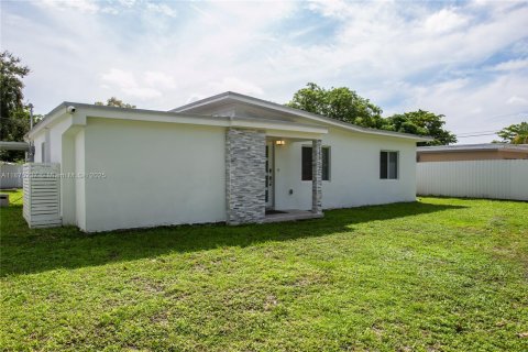 Casa en venta en North Miami, Florida, 5 dormitorios, 183.57 m2 № 1926102 - foto 2