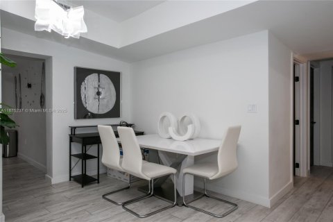 Casa en venta en North Miami, Florida, 5 dormitorios, 183.57 m2 № 1926102 - foto 5
