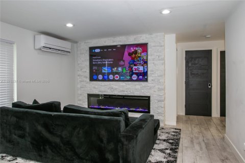 Casa en venta en North Miami, Florida, 5 dormitorios, 183.57 m2 № 1926102 - foto 14