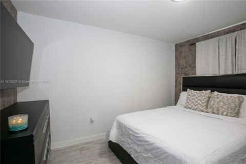 Casa en venta en North Miami, Florida, 5 dormitorios, 183.57 m2 № 1926102 - foto 11