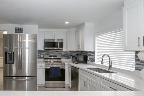Casa en venta en North Miami, Florida, 5 dormitorios, 183.57 m2 № 1926102 - foto 12