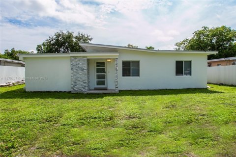 Casa en venta en North Miami, Florida, 5 dormitorios, 183.57 m2 № 1926102 - foto 1