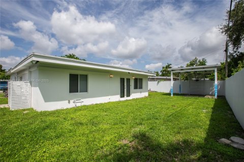 Casa en venta en North Miami, Florida, 5 dormitorios, 183.57 m2 № 1926102 - foto 19