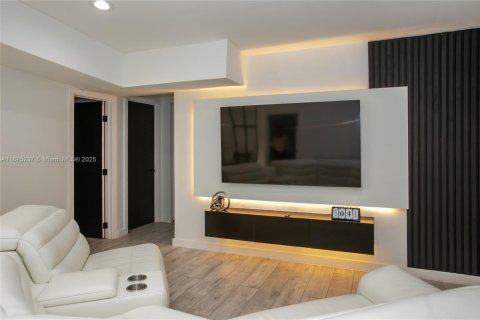 Casa en venta en North Miami, Florida, 5 dormitorios, 183.57 m2 № 1926102 - foto 4
