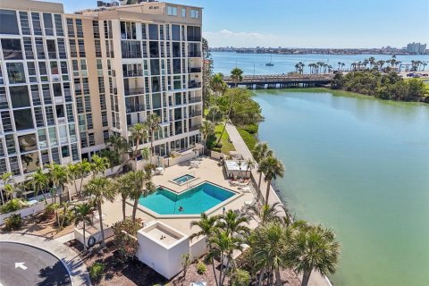 Condo in South Pasadena, Florida, 2 bedrooms  № 1568398 - photo 1