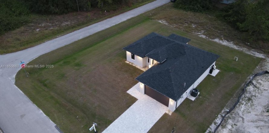 House in Lehigh Acres, Florida 3 bedrooms № 1764318