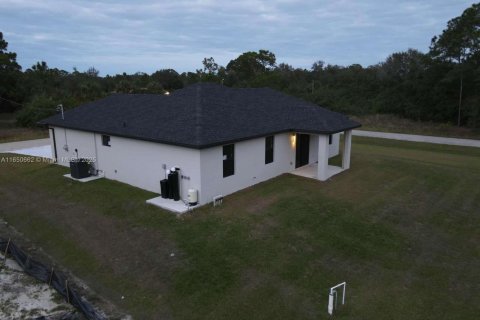 House in Lehigh Acres, Florida 3 bedrooms № 1764318 - photo 3