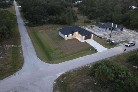 House in Lehigh Acres, Florida 3 bedrooms № 1764318 - photo 2