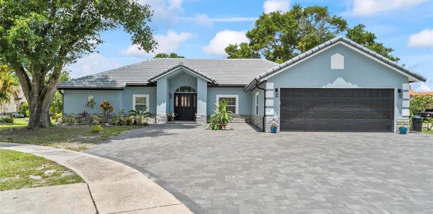 House in Orlando, Florida 4 bedrooms, 226.03 sq.m. № 1780241