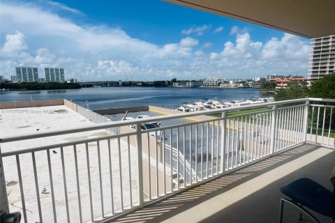 Condo in Sunny Isles Beach, Florida, 2 bedrooms  № 1859711 - photo 9