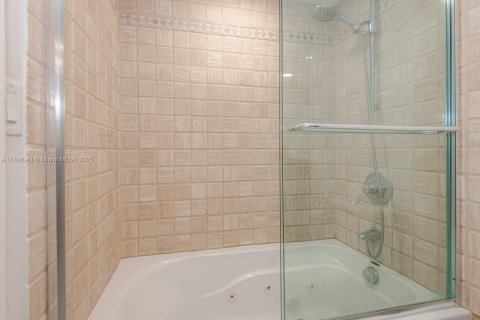 Condo in Miami Beach, Florida  № 2014062 - photo 24