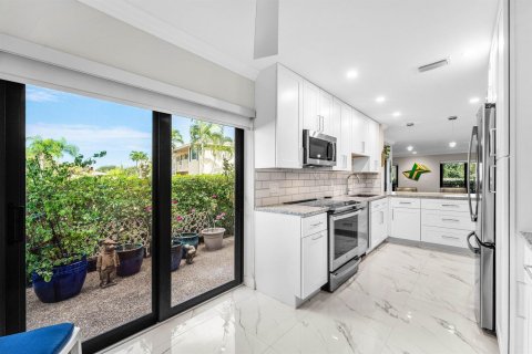 Condo in Boynton Beach, Florida, 3 bedrooms № 2399980 - photo 10