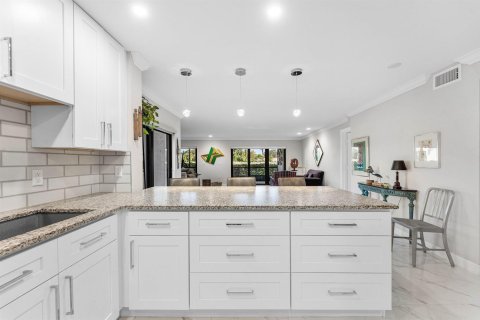 Condo in Boynton Beach, Florida, 3 bedrooms № 2399980 - photo 8