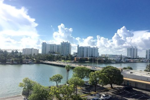 Copropriété à vendre à North Bay Village, Floride: 49.33 m2 № 2038350 - photo 15