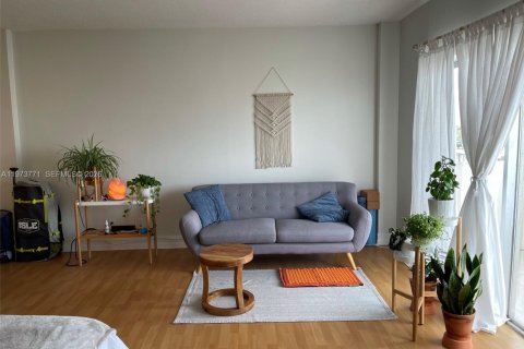 Studio in the Condo in North Bay Village, Florida  № 2038350